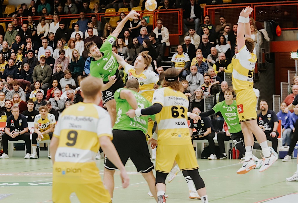 Marcel Becker beim Torwurf gegen die HSG Krefeld Niederrhein (15 Treffer)