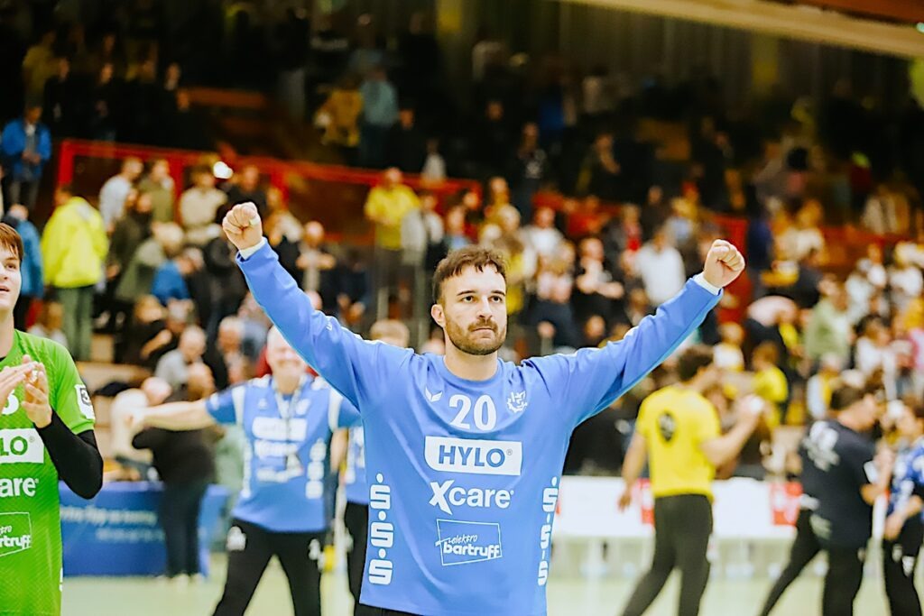 Michel Fiedler jubelt nach einer seiner 20 Paraden in Krefeld